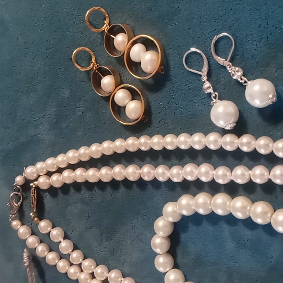 Baublebar clasp 2 faux pearl necklaces 3 pair of earrings,1 expandable beaded - Picture 6 of 10